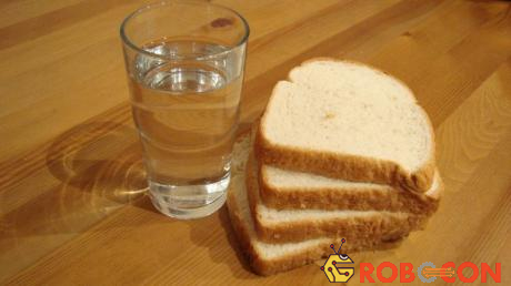 Bánh mì trắng ít dinh dưỡng hơn bánh mì truyền thống, bạn sẽ không thể ăn nó với nước lọc để sống tốt.