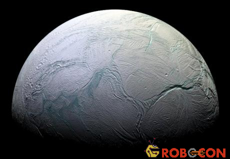 Enceladus – vệ tinh băng giá xoay quanh sao Thổ. 