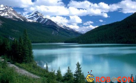 Canada có hơn 3 triệu hồ nước, chiếm khoảng 9% lãnh thổ quốc gia này và chiếm tới 60% lượng hồ nước ngọt trên thế giới.