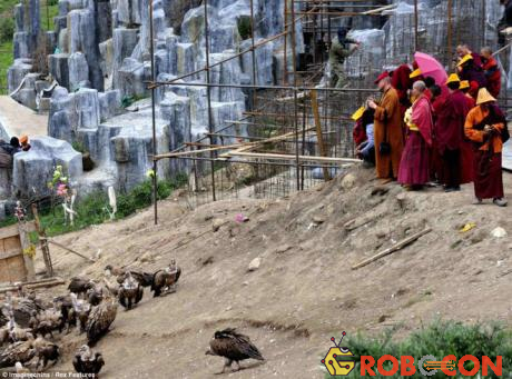 Thiên táng là hình thức mai táng người chết có từ rất lâu đời ở Tây Tạng