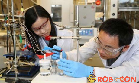 Nhà nghiên cứu Xueli Zheng (trái) và Bo Zhang đang tiến hành thử nghiệm chất xúc tác mới 