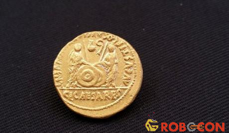 Một trong ba đồng xu vàng đúc dưới thời La Mã.