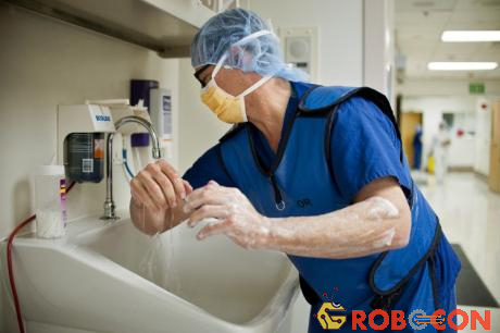 Các nhân viên y tế thường xuyên rửa tay để tránh phát tán nguồn bệnh nhiễm khuẩn.