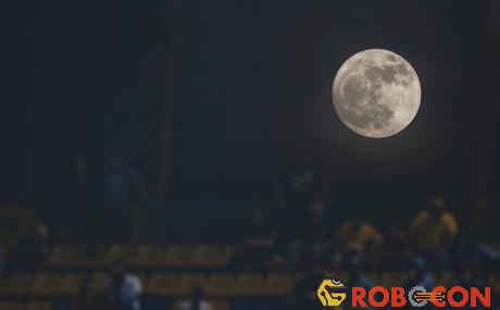 Người dân theo dõi siêu trăng từ sân vận động ở Monterry, Mexico.