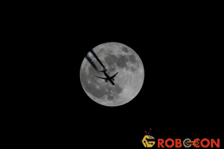 Ảnh chụp máy bay bay qua nền trời siêu trăng ở Van, Thổ Nhĩ Kỳ, vào đêm 3/12.