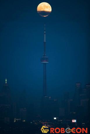 Mặt Trăng lên cao trong đêm ở Toronto, Canada.