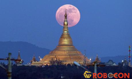 Siêu trăng mọc lên từ sau chùa Uppatasanti ở thủ đô Naypyidaw, Myanmar.