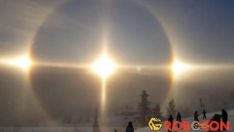 Vầng hào quang xuất hiện khi ánh sáng Mặt Trời khúc xạ qua những dải mây ti ở độ cao gần 6.100m.