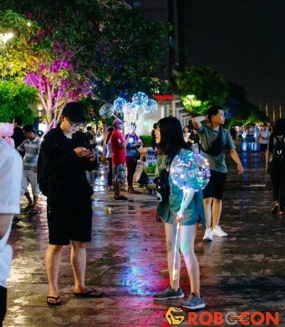 Những cô nàng Sài Gòn sành điệu bên quả bong bóng galaxy lấp lánh mỗi khi dạo bước ở phố đi bộ.