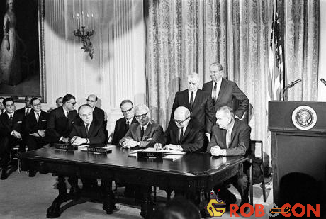 Các nước lớn như Mỹ, Liên Xô và Vương quốc Anh cùng ký vào Hiệp định Khám phá Không gian vũ trụ của Liên Hợp Quốc.