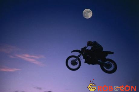 Theo nghiên cứu, chạy xe trong đêm trăng rằm dễ gặp nguy hiểm hơn.