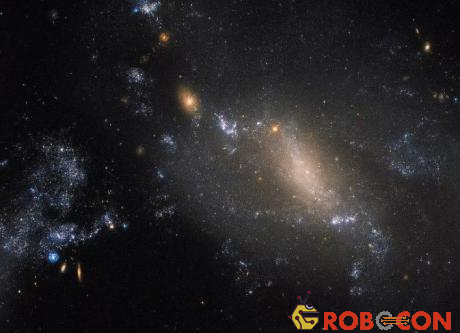 Bức ảnh mô tả hai thiên hà lạ trong vũ trụ.