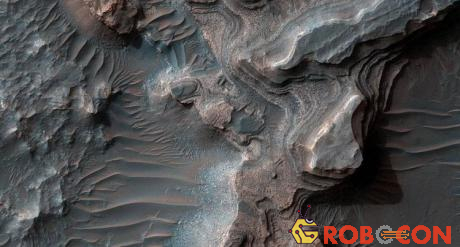 Thung lũng Uzboi Vallis kéo dài trên sao Hỏa.