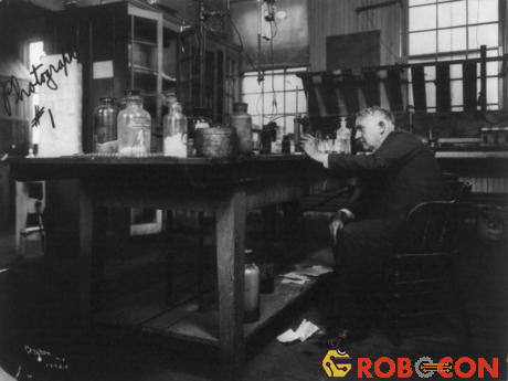Thomas Edison làm việc trong phòng thí nghiệm. 