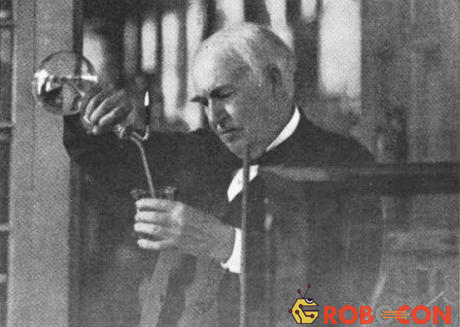 Thomas Edison đưa ra giả thuyết rằng linh hồn gồm các hạt vật chất siêu nhỏ. 