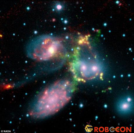 Vòng cung màu xanh cho thấy một vụ bùng nổ âm thanh cực lớn xảy ra ở trung tâm nhóm thiên hà Stephan’s Quintet.