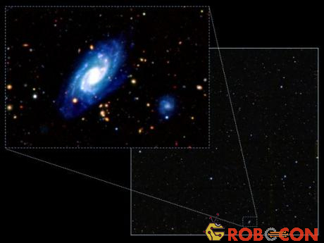 Đây là một phần rất nhỏ của bức ảnh hồng ngoại rõ nhất từng được chụp. Trong ảnh là một thiên hà xoắn ốc tương đối gần. Phần lớn các vật thể có màu đỏ nhạt trên nền là các thiên hà rất lớn với khoảng cách 10 tỉ năm ánh sáng.