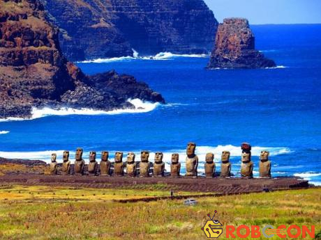  Là một trong những di sản Thế giới, đảo Phục Sinh của Chile, nổi tiếng với những bức tượng Moai. Đến nay giới khoa học vẫn chưa thể giải thích làm thế nào cư dân trên đảo có thể tạo nên những bức tượng đá từ cách đây 800 mà không có sự trợ giúp của máy móc hiện đại. Ảnh: Flickr