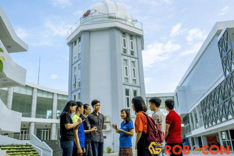 Sinh viên ĐH Nha Trang nghe giới thiệu tiềm năng hoạt động của đài thiên văn