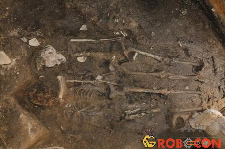 Hai bộ xương nằm cạnh nhau được tìm thấy tại góc tường đất đá