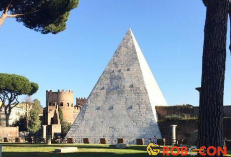 Kim tự tháp Cestius tại Rome Italy.
