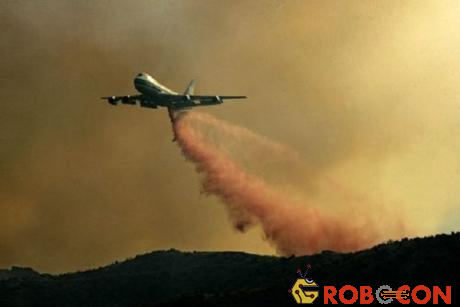 siêu máy bay chứa hơn 75.000 lít chất chống cháy dập lửa từ trên không như thế nào