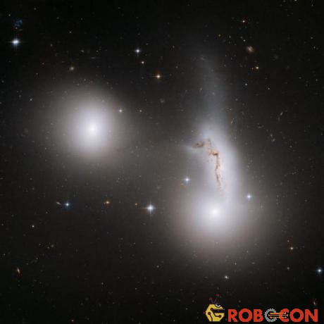 Bức ảnh về ba thiên hà NGC 7173 (ở giữa bên trái), NGC 7174 (ở giữa bên phải) và NGC 7176 (ở dưới bên phải) thuộc Hickson Compact Group 90 được đặt tên theo nhà thiên văn học Paul Hickson
