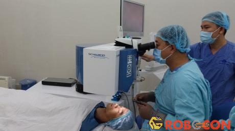 Ứng dụng công nghệ phẫu thuật mắt không chạm SmartSurfACE tại Việt Nam.