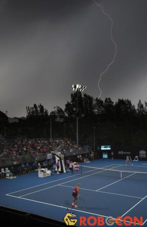 Giải quần vợt quốc tế Sydney bị gián đoạn do sét