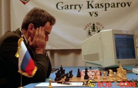 Kiện tướng cờ vua Gary Kasparov so tài với siêu máy tính Deep Blue.