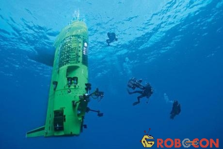 Chiếc tàu ngầm được trang bị hệ thống đèn, camera, và các thiết bị khoa học khác.