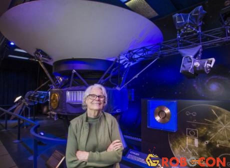 Sue Finley, 80 tuổi, chụp ảnh bên mô hình tàu thăm dò vũ trụ Voyager 1.