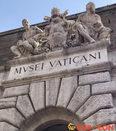 Vatican hoạt động như một quốc gia và phục vụ các nhiệm vụ hỗ trợ giáo hoàng.