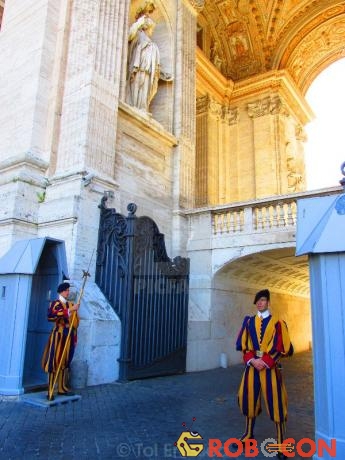Vệ binh Thụy Sĩ canh giữ ở tòa thánh Vatican.