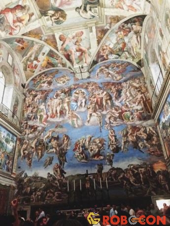 Các bức bích họa tuyệt đẹp của Michelangelo vẽ trên trần nhà nguyện Sistine.