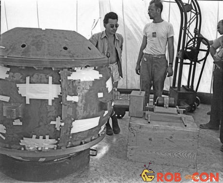 Ông Louis Slotin đứng cạnh một trong những quả bom nguyên tử đầu tiên