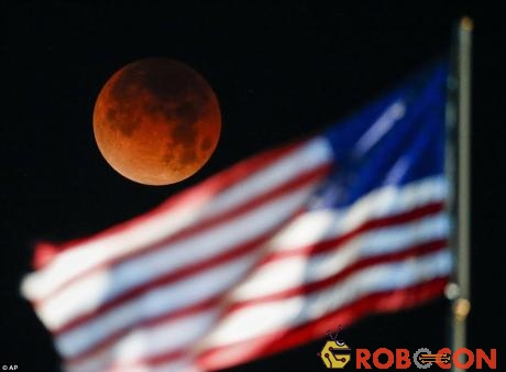 Siêu trăng máu xuất hiện sau lá cờ tại Mỹ.