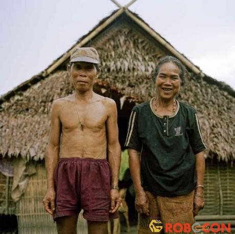Bà Kampan, 55 tuổi, chụp ảnh cùng chồng.