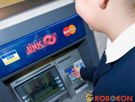 Hệ thống LINK cho phép các ngân hàng Anh giảm thiểu chi phí vận hành ATM riêng lẻ. Ảnh: The Sun.