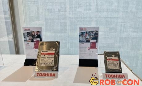 Ổ cứng Toshiba P300 dung lượng 3TB cho máy tính để bàn (bên trái) và L200 dung lượng 2TB cho máy tính xách tay