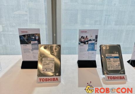 Ổ cứng Toshiba X300 Performance 10TB hiệu năng cao (bên trái) và ổ cứng V300 Video Streaming 3TB