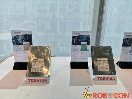 Ổ cứng NAS N300 dung lượng 10TB (bên trái) và ổ cứng giám sát S300 10TB của Toshiba
