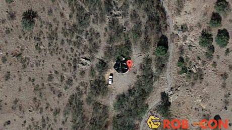 Vật thể trông rất giống với “UFO hình đĩa bay bị rơi” tại một vùng núi ở bang Arizona.