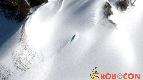 Khối vật thể lạ trắng xóa nằm dưới bề mặt Nam Cực