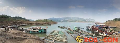 Chợ cá nằm dưới chân cầu Pá Uôn bắc qua sông Đà thuộc địa phận huyện Quỳnh Nhai (Sơn La) nhộn nhịp cả ngày lẫn đêm. 