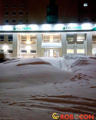 Một phụ nữ địa phương chỉ biết lắc đầu ngao ngán khi nhìn con đường dẫn tới máy rút tiền ở Sberbank.