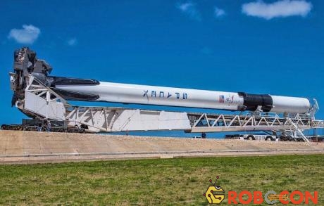 Tên lửa Falcon 9 Block 5 của SpaceX được vận chuyển đến bệ phóng ở Mũi Canaveral, Florida, Mỹ.