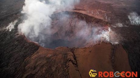 Cột tro bụi được phun ra từ miệng núi lửa Kilauea trên Đảo Lớn ở Hawaii ngày 16/5.