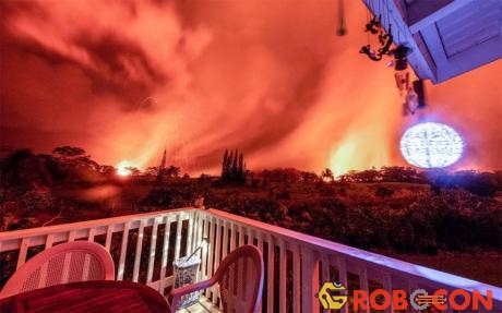 Núi lửa phun trào ngay trước nhà của bà Dona.