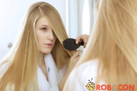 Cho dù tóc bạn thuộc loại khô hay xoăn thì da dầu vẫn cần làm sạch ít nhất một lần trong tuần